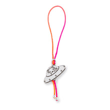 Cargar imagen en la Galería, Colgante de plata para atar con el dibujo de un platillo volante y un marciano. Material: plata de ley.