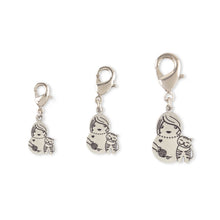 Cargar imagen en la Galería, Colgante de plata con mosquetón a modo de charm, con el dibujo de una niña y un gato. Material: plata de ley. Tres medidas. Para colgar de pulseras, cremalleras o mochilas.