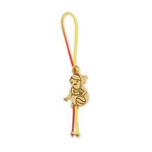 Cargar imagen en la Galería, Colgante para atar con dibujo de un Little Cuic jugando al baloncesto. Chapado en oro de 18k.