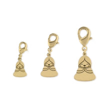 Cargar imagen en la Galería, Colgante con mosquetón a modo de charm, con el dibujo de una persona en actitud de gratitud, oración o meditación. Material: latón chapado oro de 18k. Tres medidas. Para colgar de pulseras, cremalleras o mochilas.