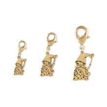 Cargar imagen en la Galería, Colgante con mosquetón a modo de charm, con el dibujo de un mago hechicero. Material: latón chapado oro 18k. Tres medidas. Para colgar de pulseras, cremalleras o mochilas.