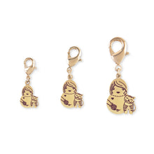 Cargar imagen en la Galería, Colgante con mosquetón a modo de charm, con el dibujo de una niña y un gato. Material: chapado oro 18k. Tres medidas. Para colgar de pulseras, cremalleras o mochilas.