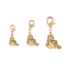 Cargar imagen en la Galería, Colgante con mosquetón a modo de charm, con el dibujo de una niña y un perro. Material: chapado en Oro de 18k. Tres medidas. Para colgar de pulseras, cremalleras o mochilas.