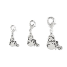 Cargar imagen en la Galería, Colgante de plata con mosquetón a modo de charm, con el dibujo de una niña y un perro. Material: plata de ley. Tres medidas. Para colgar de pulseras, cremalleras o mochilas.