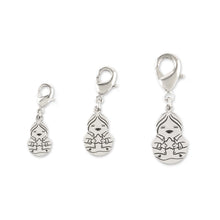 Cargar imagen en la Galería, Colgante de plata con mosquetón a modo de charm, con el dibujo de un Little Cuic ofreciendo su estrella. Material: plata de ley. Tres medidas. Para colgar de pulseras, cremalleras o mochilas.