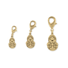 Cargar imagen en la Galería, Colgante con mosquetón a modo de charm, con el dibujo de un Little Cuic ofreciendo su estrella. Material: latón chapado en Oro de 18k. Tres medidas. Para colgar de pulseras, cremalleras o mochilas.