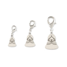 Cargar imagen en la Galería, Colgante de plata con mosquetón a modo de charm, con el dibujo de una persona en actitud de gratitud, oración o meditación. Material: plata de ley. Tres medidas. Para colgar de pulseras, cremalleras o mochilas.