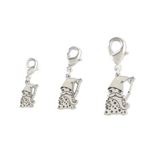 Cargar imagen en la Galería, Colgante de plata con mosquetón a modo de charm, con el dibujo de un mago hechicero. Material: plata de ley. Tres medidas. Para colgar de pulseras, cremalleras o mochilas.