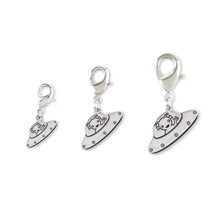 Cargar imagen en la Galería, Colgante de plata con mosquetón a modo de charm, con el dibujo de un platillo volante y un marciano. Material: plata de ley. Tres medidas. Para colgar de pulseras, cremalleras o mochilas.