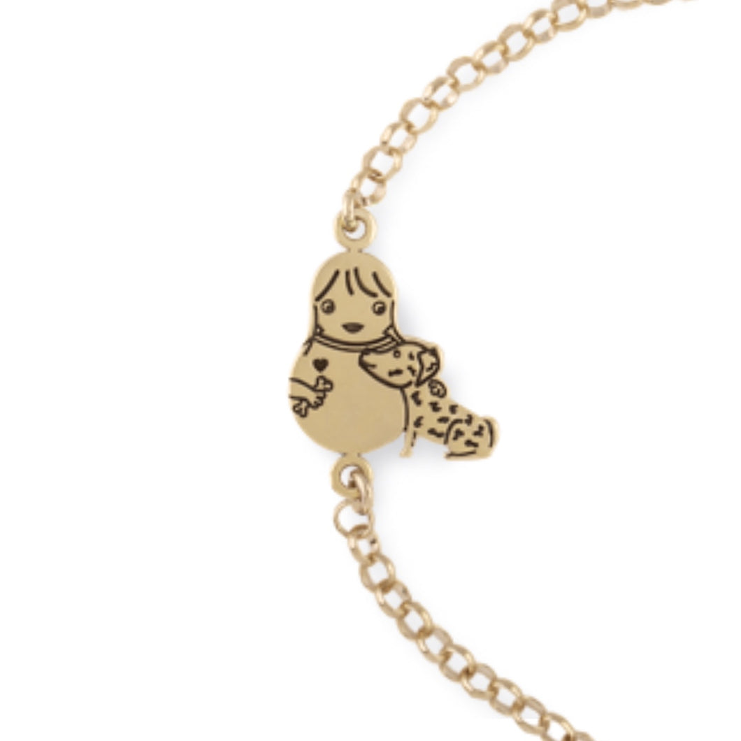 Pulsera con dibujo de una niña y un perro. Latón chapado en oro de 18k.